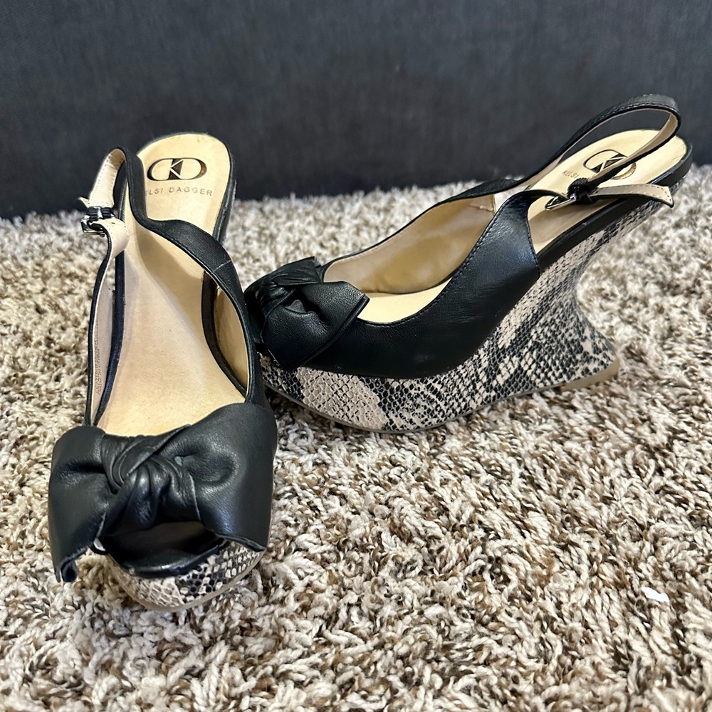 Kelsi Dagger Wedges with Bow